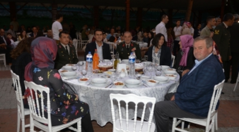 BAŞKAN DÜNDAR GAZİ VE ŞEHİT AİLELERİ İLE BULUŞTU