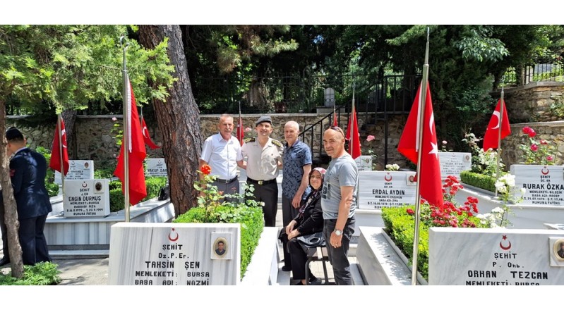 ARİFE GÜNÜNDE ŞEHİTLER KABİRLERİ BAŞINDA DUALARLA ANILDI