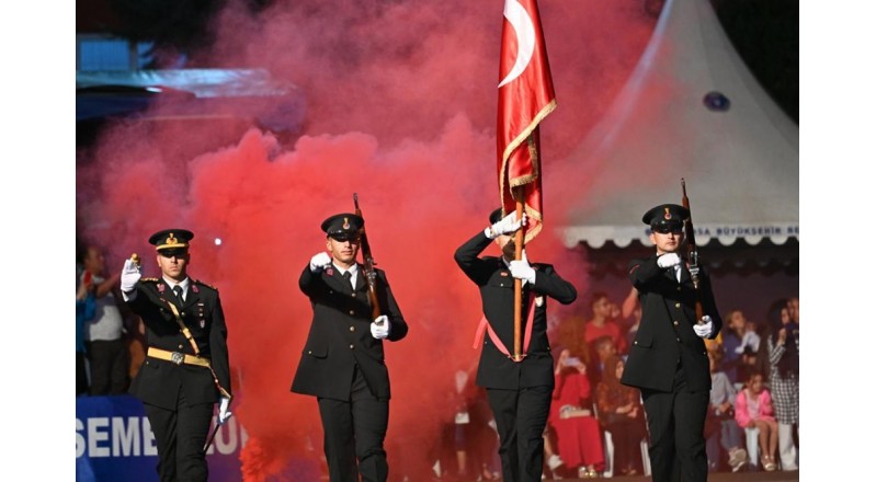 IŞIKLAR'' DA  MEZUNİYET TÖRENİ